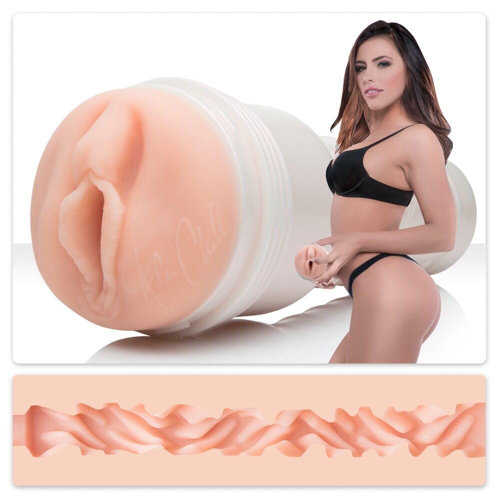 Porträt von Adriana Chechik, bekannte Persönlichkeit, auf einem professionellen Fotoshooting, mit neutralem Hintergrund.