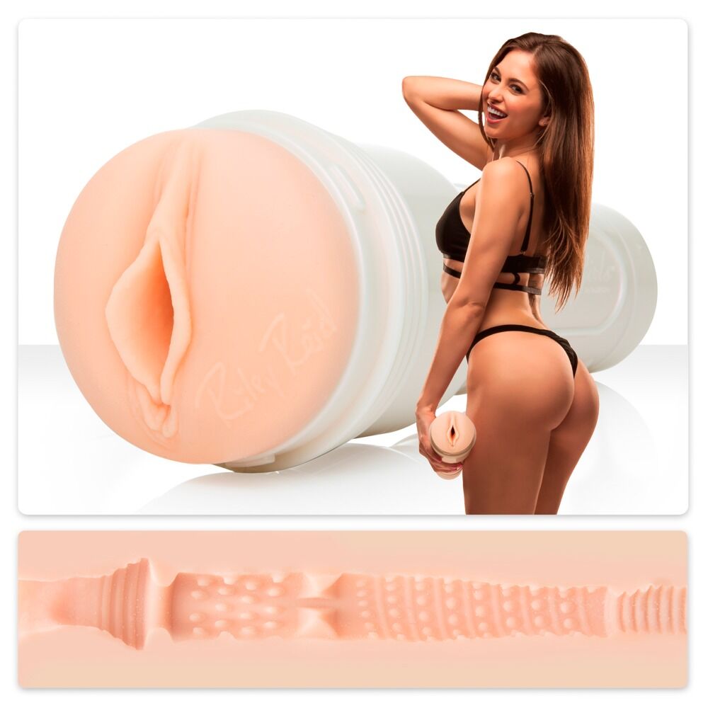 Detailliertes Bild von Riley Reid, bekannte Persönlichkeit, auf einem Produktbild mit PPH Onlinehandel.
