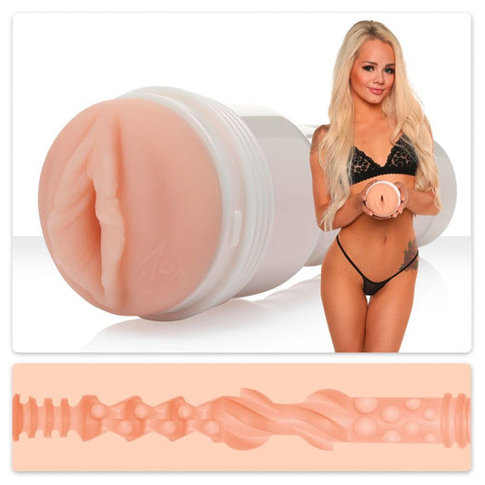 Elsa Jean, PPH Onlinehandel, in einem schwarzen Outfit, posiert vor hellem Hintergrund.