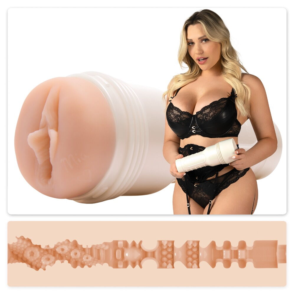 Porträt von Mia Malkova, junge Frau mit braunen Haaren, lächelnd, vor hellgrauem Hintergrund, Foto für PPH Onlinehandel