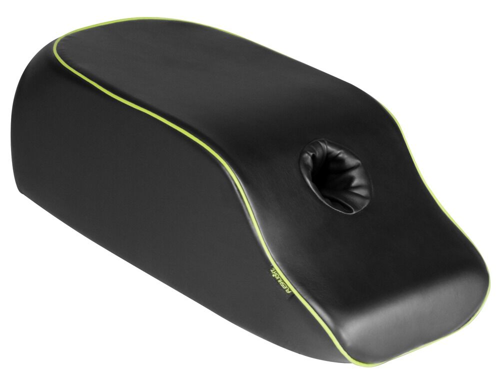 Hautfarbenes Fleshlight auf einer Mission von PPH Onlinehandel, detaillierte Innenstruktur sichtbar, realistische Silikon-Textur.