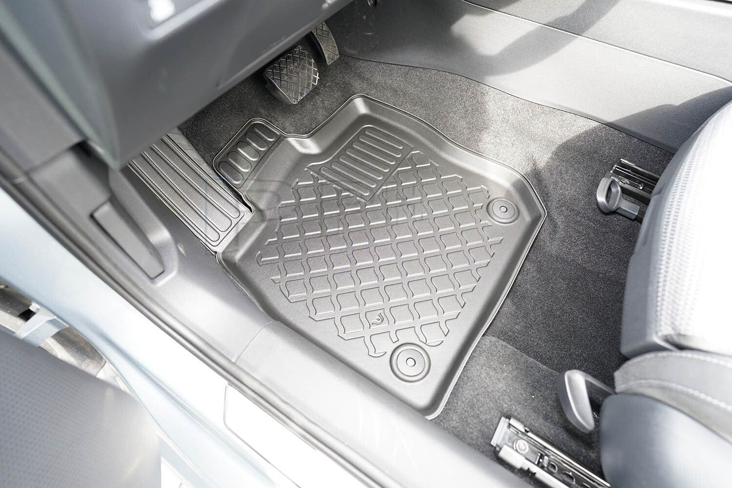 Gummierte Fußmatten Schalenmatten für VW Passat Variant + hybrid MHEV ab 20230