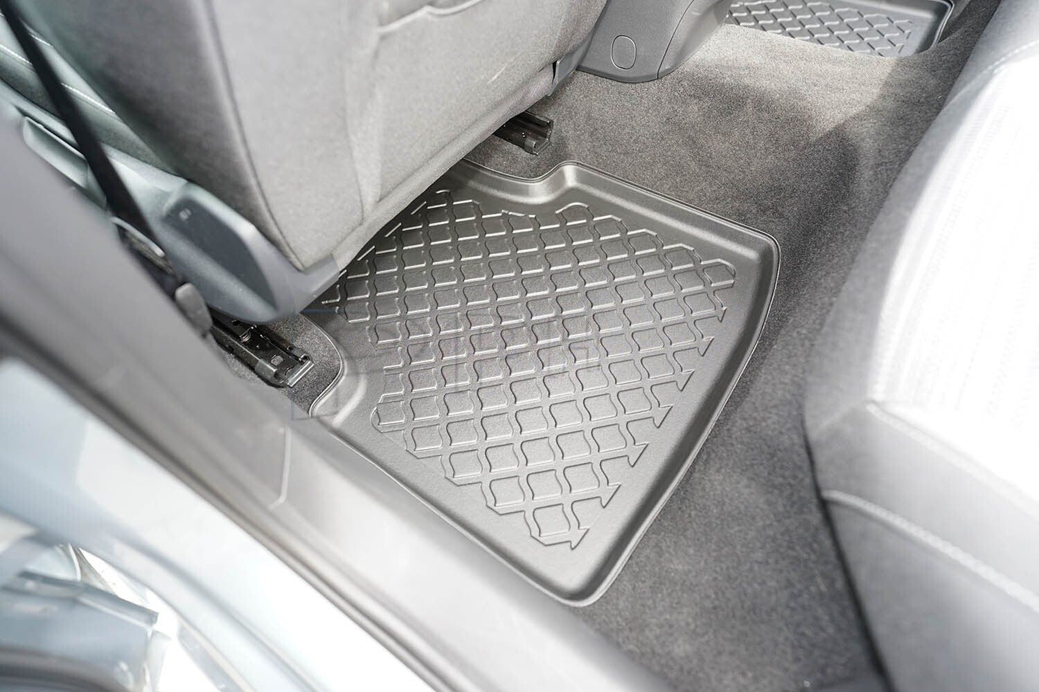 Gummierte Fußmatten Schalenmatten für VW Passat Variant + hybrid MHEV ab 20234