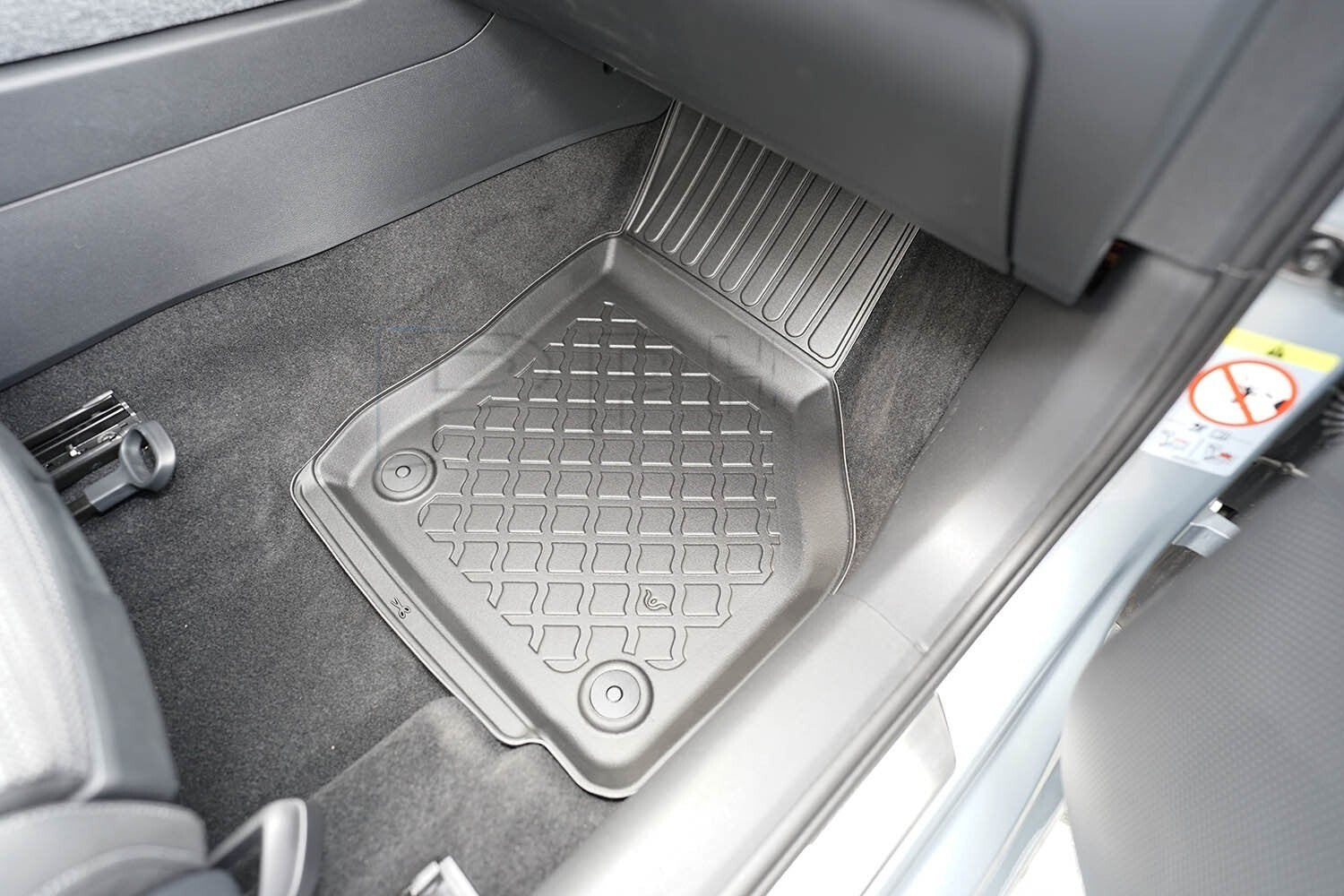 Gummierte Fußmatten Schalenmatten für VW Passat Variant + hybrid MHEV ab 20232