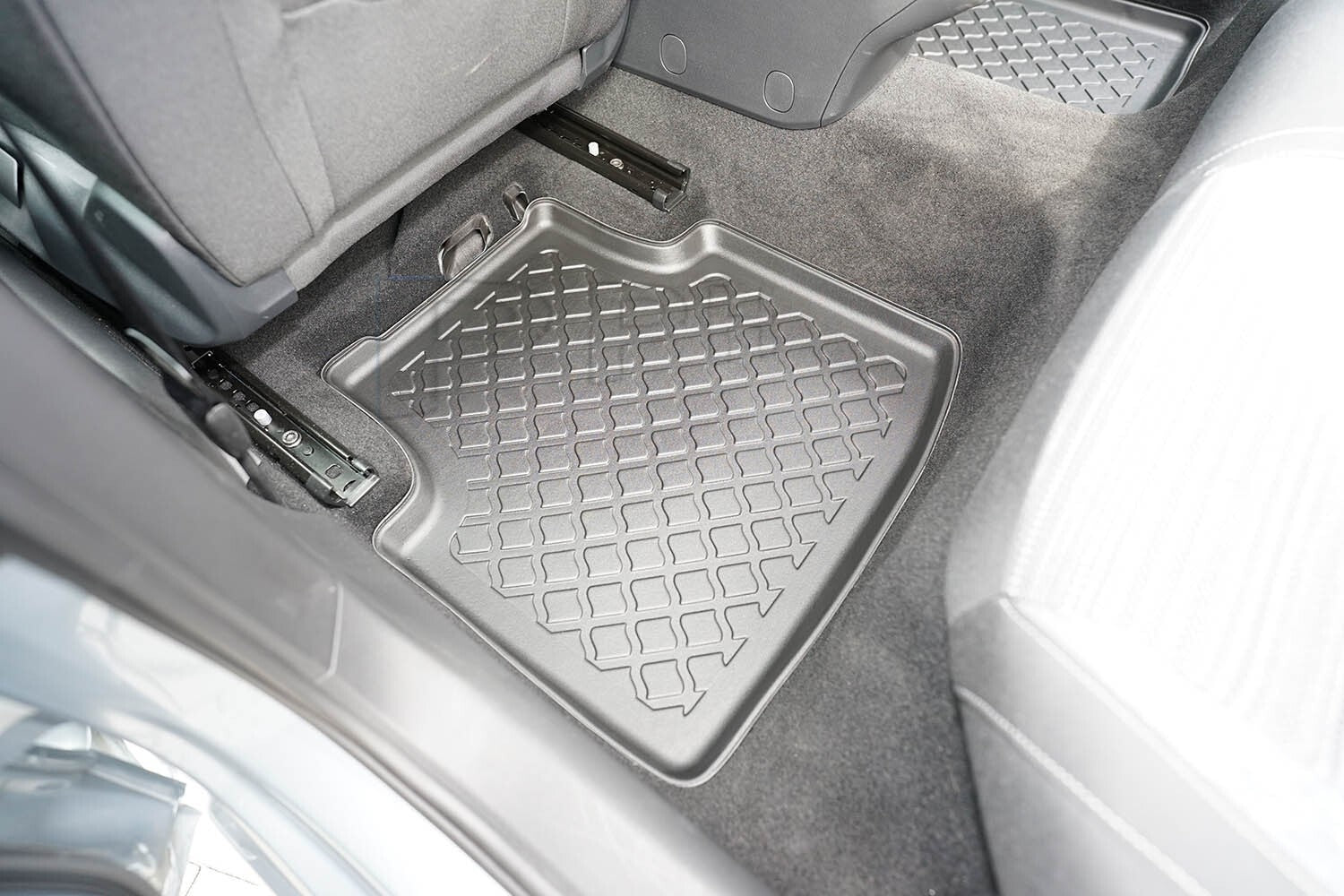 Gummierte Fußmatten Schalenmatten für VW Passat Variant + hybrid MHEV ab 20233