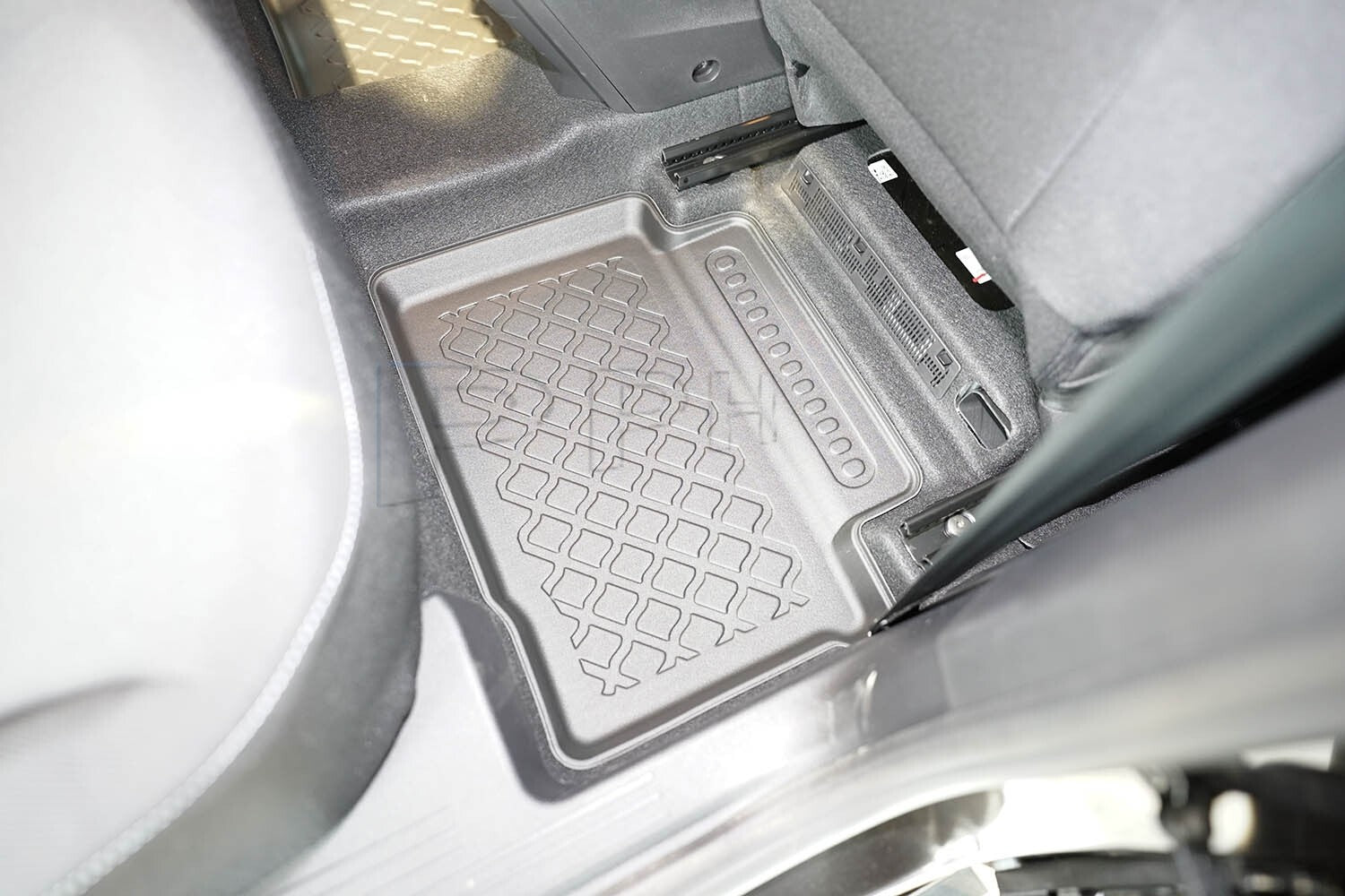 Gummierte Fußmatten Schalenmatten für Dacia Duster III Full Hybrid ab 2024-4